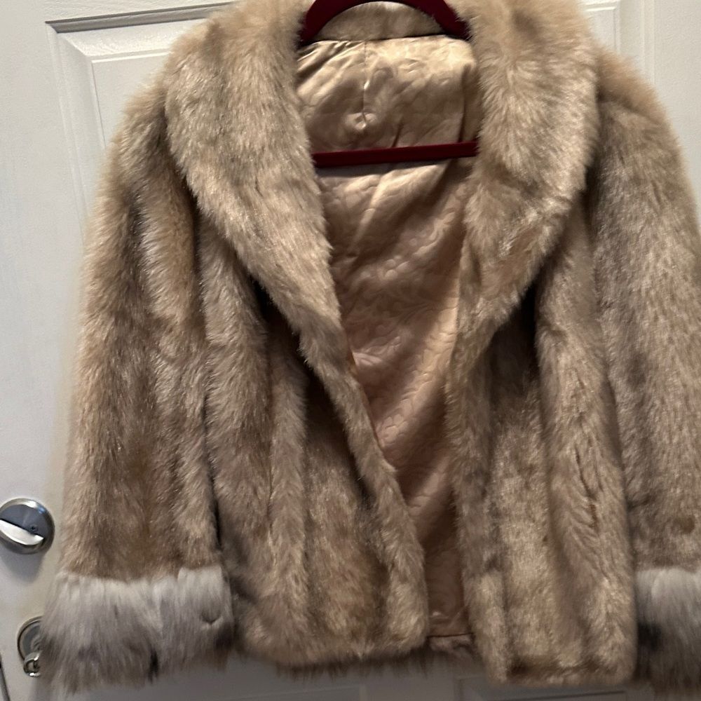 Elegant Vintage Faux Fur Cape - Cream and Gray - Picture 8 of 8
